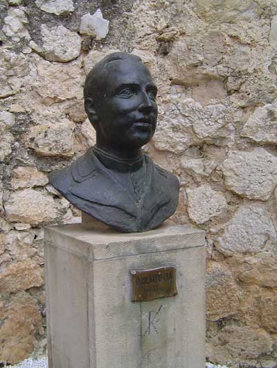 17.El 26 de mayo de 1984 se inauguro el busto del mártir, obra de D.Vicente Manuel Patón..jpg